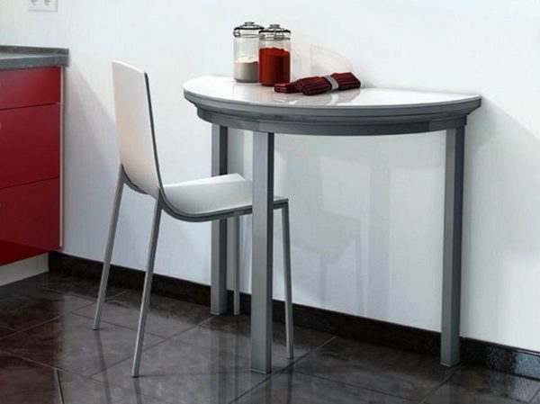 Полукруглый стол на маленькой кухне 3
