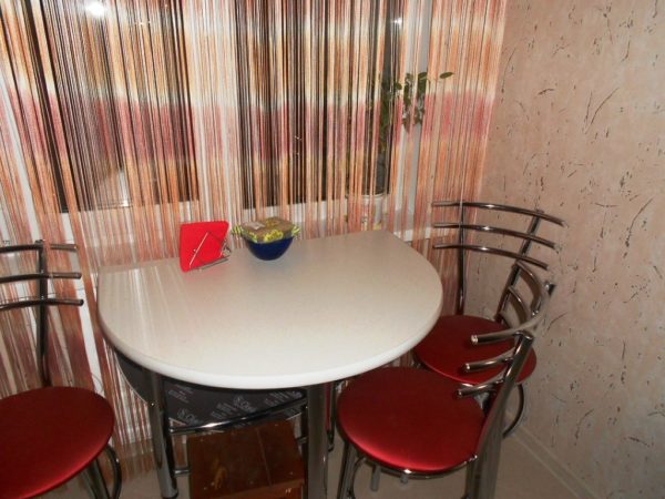 Полукруглый стол на маленькой кухне 2