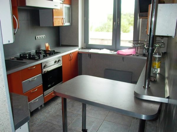 Такая модель выдвижного кухонного стола позволяет экономить пространство