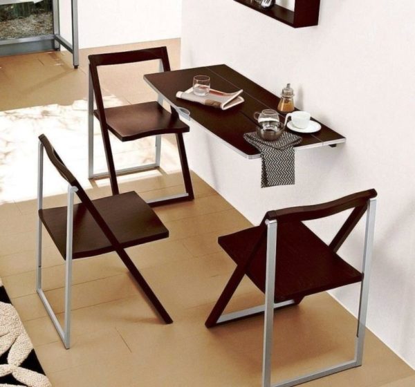 Такой стол позволит вам свободно перемещаться по маленькой кухне во время приготовления пищи и при этом он позволяет с комфортом размещаться для трапезы