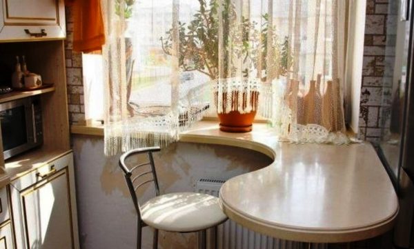 Стол-подоконник на маленькой кухне 1