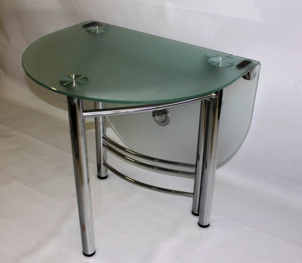 Стеклянный стол на маленькой кухне 4