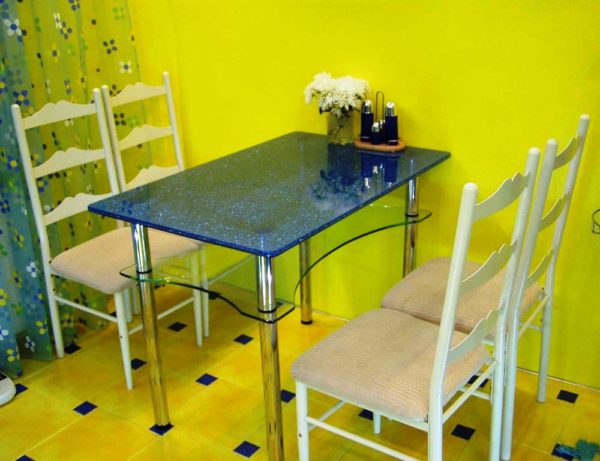Традиционный прямоугольный стол на кухне - самый популярный