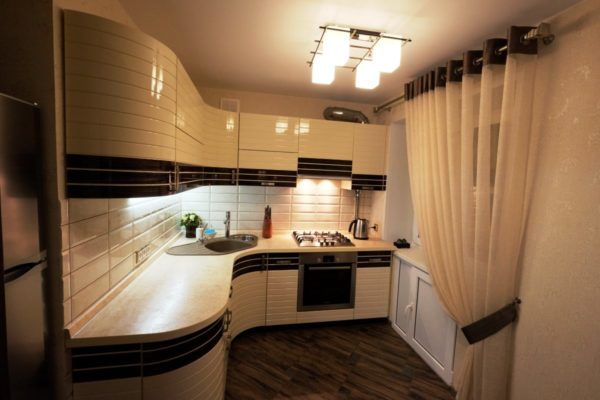 Если постараться, то можно даже маленькую кухню превратить в уютное, функциональное и стильное помещение.