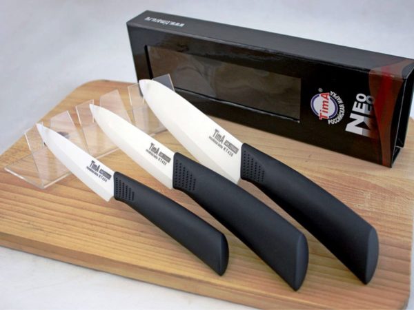 Набор качественных керамических ножей - это не только подспорье для хозяйки, но и превосходный подарок на новоселье друзьям или родственникам