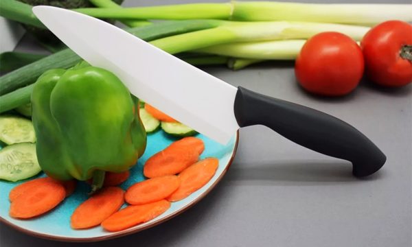 Керамические ножи часто называют ножами здоровья или экологически чистыми, поскольку они не влияют на вкус и качество нарезаемых продуктов. Много педиатров рекомендует нарезать еду для детей именно керамическими ножами, поэтому если в доме есть дети, крайне желательно приобрести качественный инструмент
