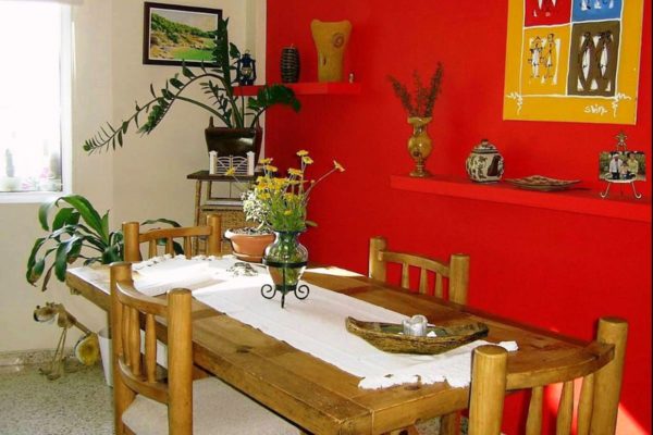Деревенский стол и стулья станут дополнением для кухни, декорированной в мексиканском стиле. На стулья можно положить декоративные подушки