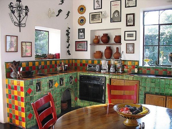 Глиняная разноцветная посуда станет отличным декором на мексиканской кухне