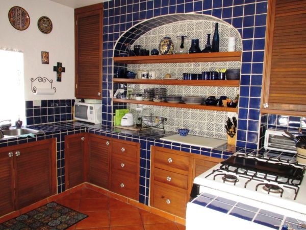 Открытые полки с посудой - отличительная черта мексиканского стиля