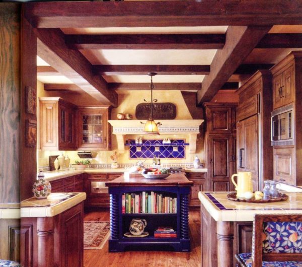 Конечно же, в настоящем мексиканском стиле должен быть потолок из деревянных балок, но в малогабаритной кухне не всегда это представляется возможным