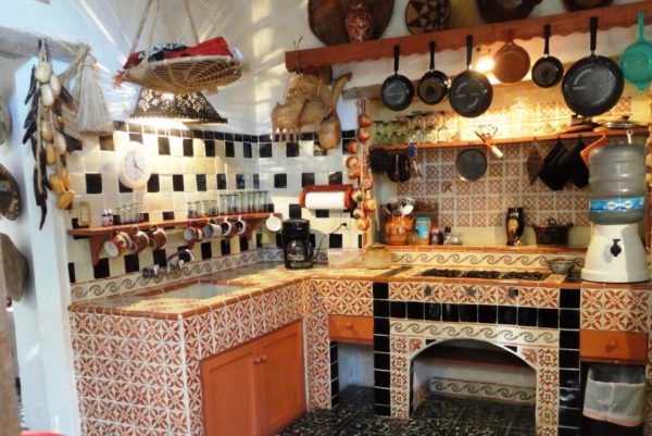Посуда и аксессуары из ротанга и тростника до сих пор популярны - это и плетеные вазы, и коробки, и тарелки. Именно они станут окончательным декоративным элементом для создания интерьера кухни в мексиканском стиле