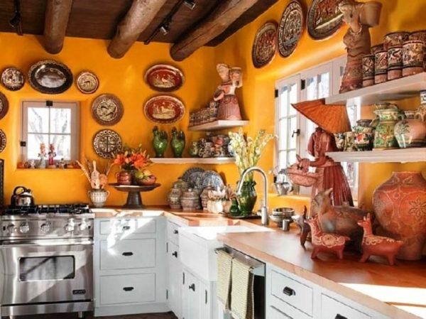 Чтобы кухня выглядела так, словно над ее созданием работал профессиональный дизайнер, разбавьте декор раскрашенными гончарными изделиями ручной работы