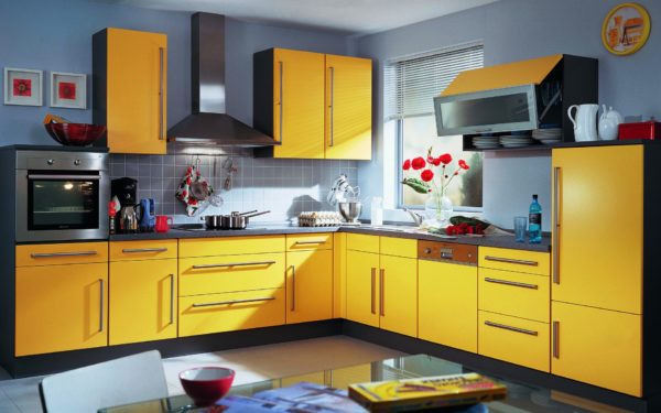 Гармоничное сочетание серого и желтого цвета в интерьере кухни