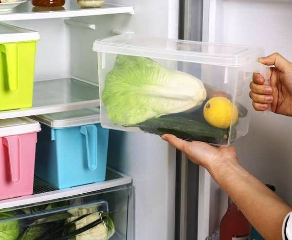 Чтобы лук и лимон не высыхали — их удобно хранить вот в таких контейнерах в холодильнике