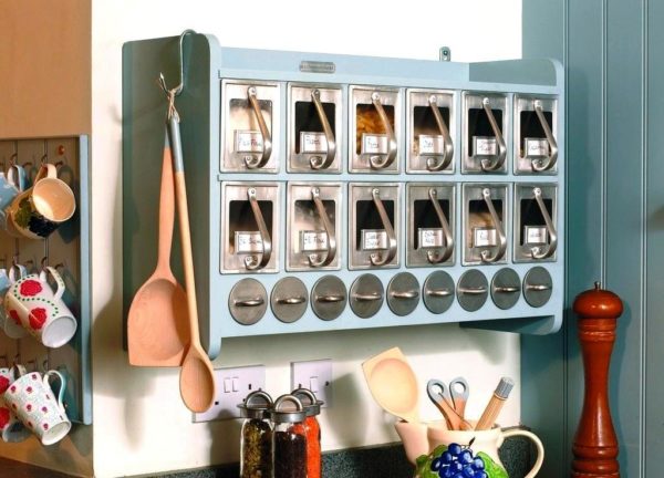 А вот практичное решение для угла кухни в котором можно хранить дополнительные кухонные принадлежности