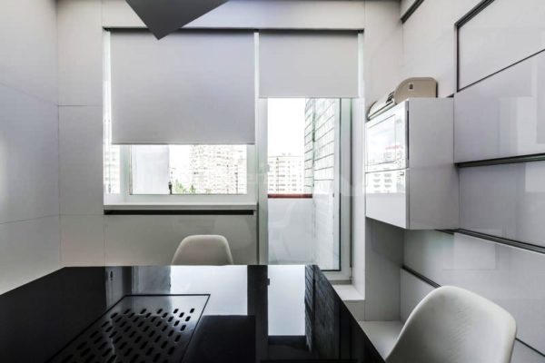 Рулонные шторы на кухне с балконом в стиле минимализм