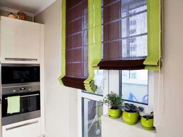 Рулонные шторы - один из подходящих вариантов для кухни с балконной дверью