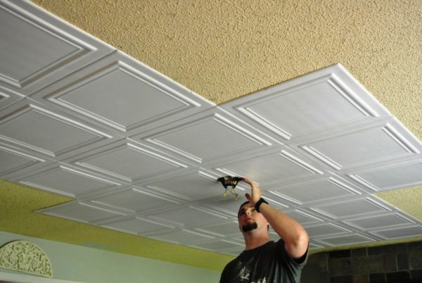Монтаж потолочной плитки можно выполнить самостоятельно, даже без опыта работы