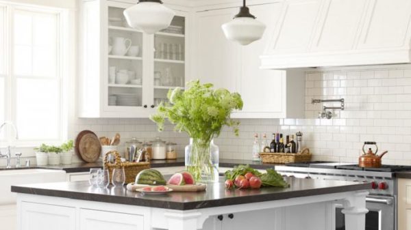 Преимущество интерьеров кухни в белом цвете