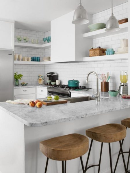 фото: интерьер небольшой кухни в белом цвете