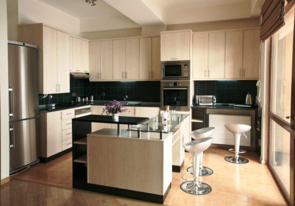 Угловые кухонные гарнитуры создавают  креативный и уникальный дизайн интерьера