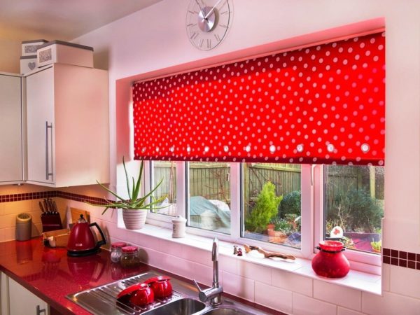 Рулонные шторы на кухне