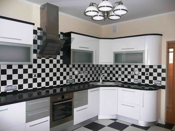Дизайн кухни с черно белым фартуком