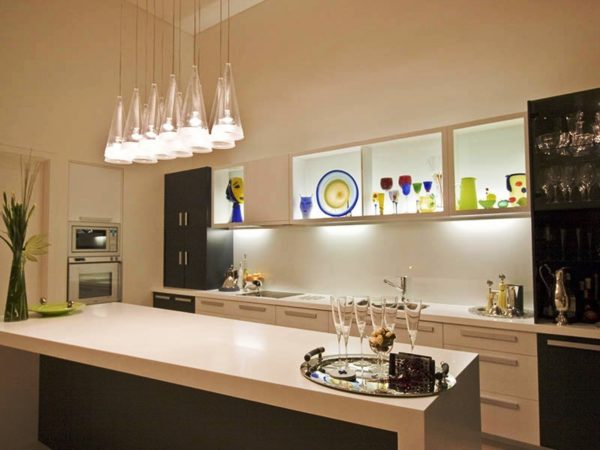 На кухне, выполненной в стилистике модернизма или авангардизма используйте люстры экзотической формы
