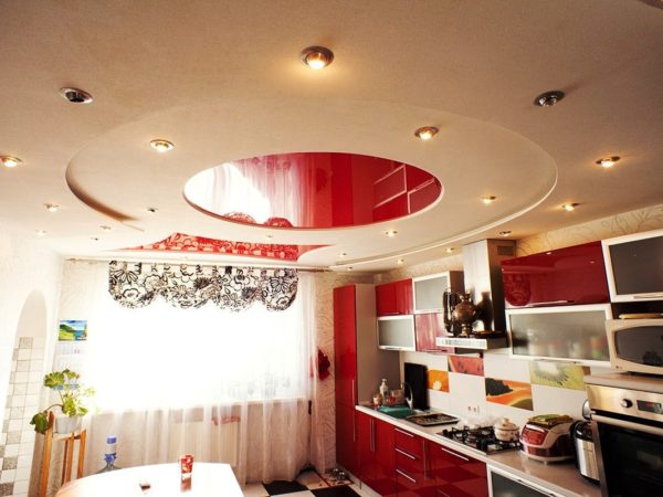 Еще один вариант - натяжной потолок для кухни