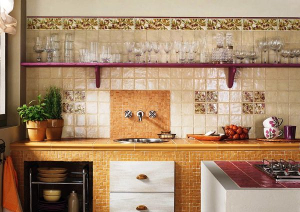 Плитка — самый популярный материал для кухонного фартука