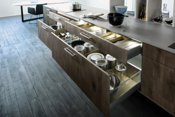 Все необходимые вещи на кухне в стиле минимализм помогут выдвижные ящики