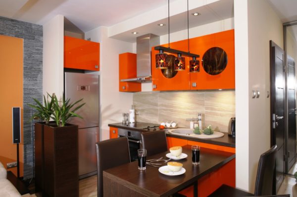 Также, тепло, по-домашнему, смотрится кухонная мебель абрикосового оттенка и различный декор