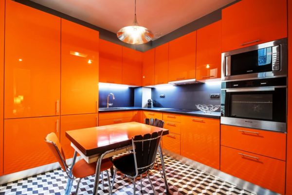 Интерьер оранжевой кухни