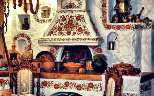 Традиционный украинский декор – чугунки, глиняные расписные сервизы, керамические глечики