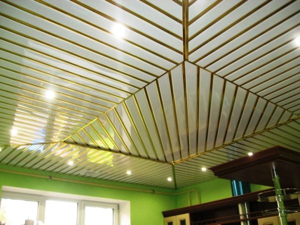 Применение открытого потолка позволяет создавать интересный и привлекательный дизайн