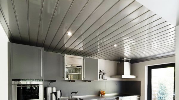 ОТкрытый реечный потолок на кухне