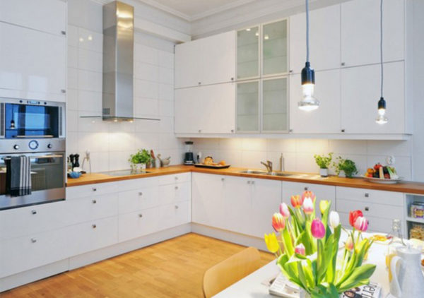 Дизайн интерьера с белой кухней