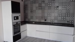 кухня чёрно-белая шахматный дизайн