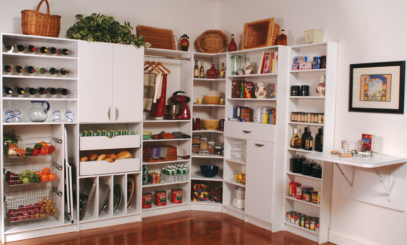 Открытый стеллаж на кухне