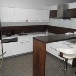 Стол-стойка послужит хорошим атрибутом для маленькой кухни