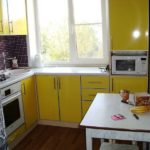 Желательно максимально использовать угловые пространства и места под оконными проемами для расположения кухонной мебели. Подоконник в маленьких кухнях можно заменить столешницей и использовать, как обеденный или рабочий стол.