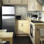 Дизайн маленькой кухни гостинной с мебелью бежевого цвета придаст тепла и уюта