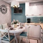 Белый цвет кухонного гарнитура можно разбавить голубым или бежевым цветом оттделки