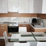 Фото удачного дизайна маленькой кухни, совмещенной с гостинной