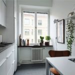 Линейная планировка позволяет сэкономить площадь малогабаритной кухни гостинной