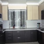 Дизайн маленькой кухни с окном