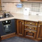 Иногда плиту устанавливают вместо угловой секции, но ни в коем случае не рядом с ней – возникнут трудности с открыванием духовки