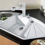 Такая раковина позволяет одновременно мыть посуду и продукты, не занимая дополнительно рабочую поверхность