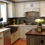 Угловая кухня с окном 1