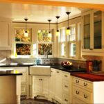 Угловая кухня с окном 2